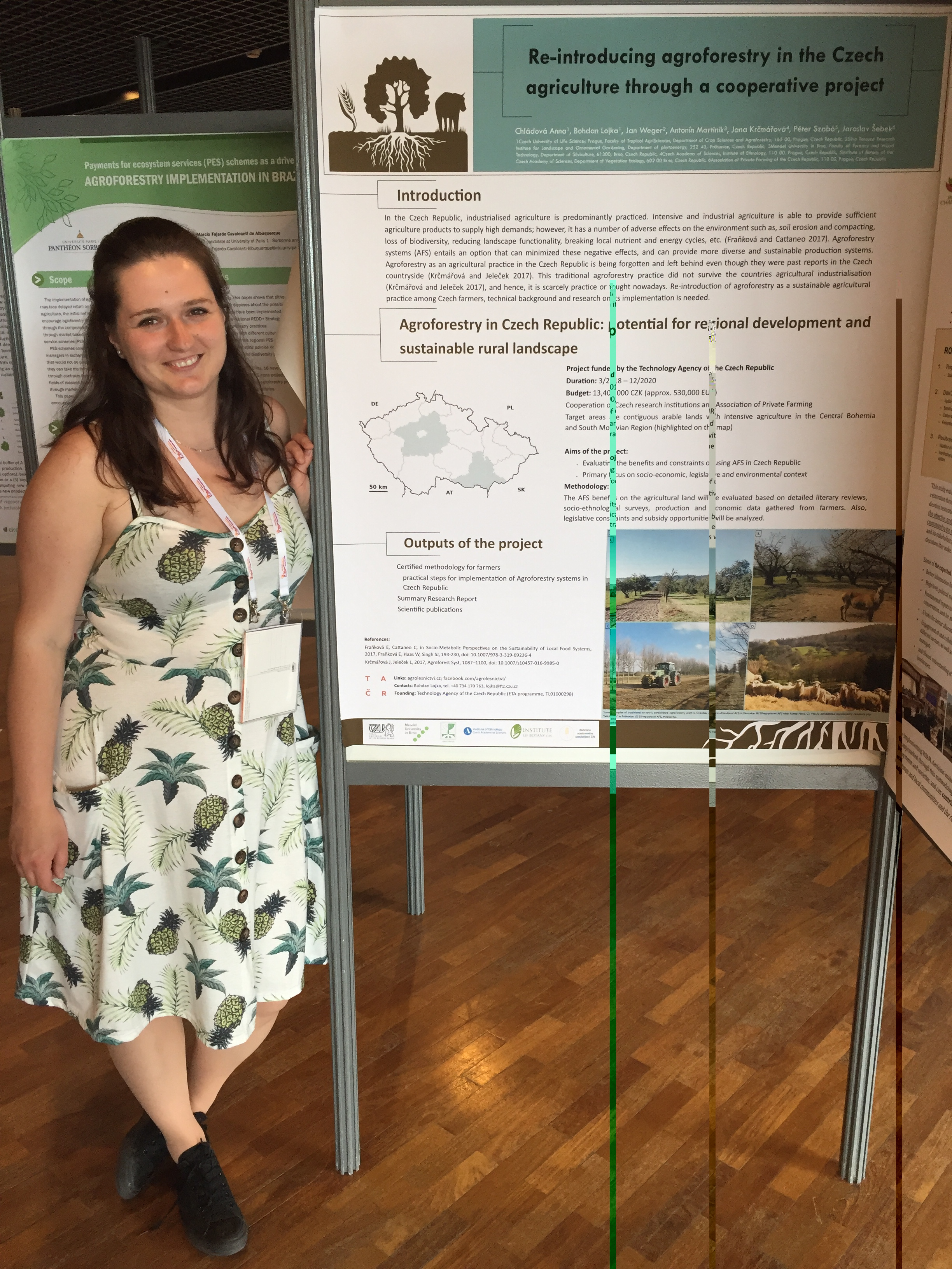 Anna Chládová s posterem "Re-introducing agroforestry in the Czech agriculture through a cooperative project"